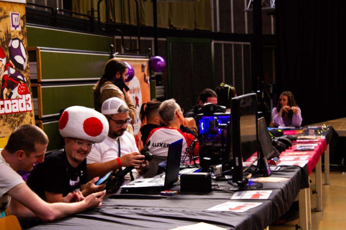 Visiteurs réunis autour de l'espace de jeu